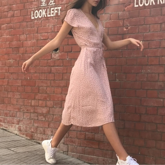 Brandy Melville Floral Pink Wrap Dress Mini Short Sleeve Knee Length Feminine - Picture 1 of 7